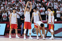 CBA联赛现场观众热情助威，球员在场边热身