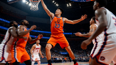 NBA篮球比赛现场球员激烈对抗的比赛画面