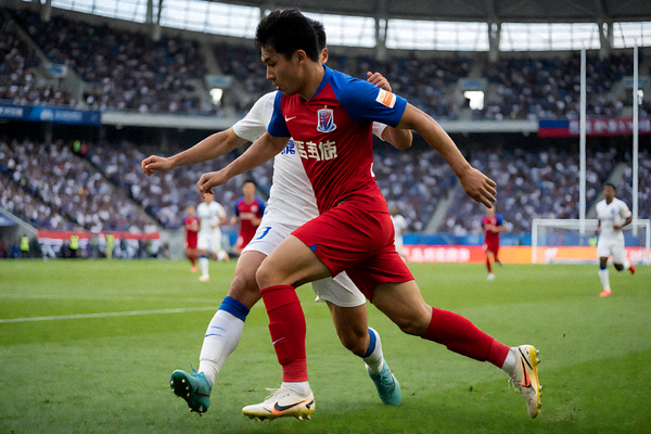 V体育VSPORTS焦点足球赛事现场激烈对抗精彩瞬间