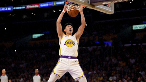 洛杉矶湖人队球员在NBA比赛中扣篮的精彩瞬间图片