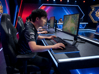 英雄联盟全球总决赛现场选手竞技比赛画面