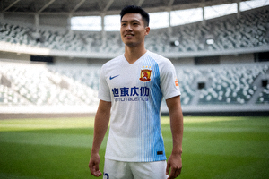 足球转会签约新闻，球员身穿新球队球衣亮相
